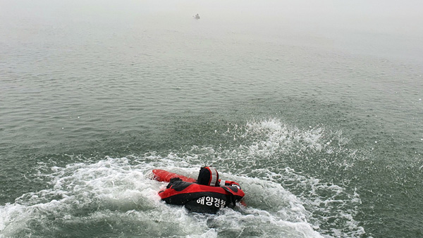 조개 채취하다 밀물에 고립돼 목까지 잠겨‥60대, 해경에 구조
