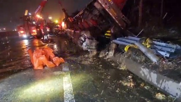 경부고속도로 천안나들목 인근 25톤 화물차 전도…1명 부상