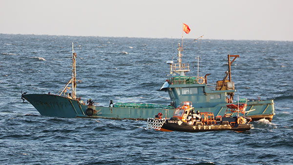 백령도 해상서 불법조업 중국어선 나포‥어획물 220㎏ 발견