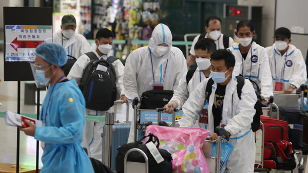 '오미크론 유입 막아라' 정부 "입국제한 국가 확대 검토"