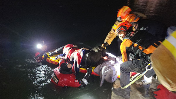 인천 영종도 방파제에서 4미터 아래 추락 30대 구조