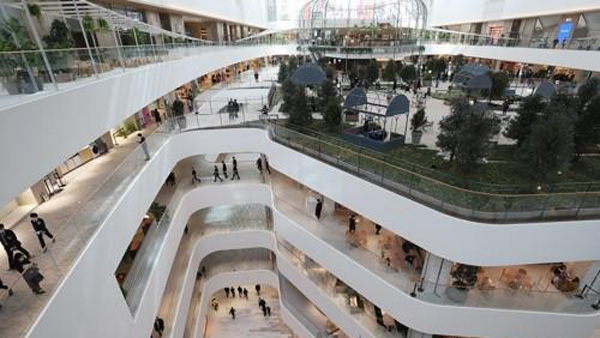 더현대서울 매장 천장 공사중 석고 합판 떨어져‥직원 3명 경상