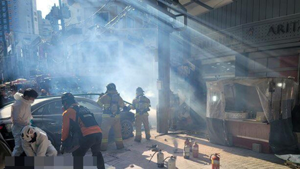 시장 골목에서 승용차 돌진‥할머니·손녀 2명 사망