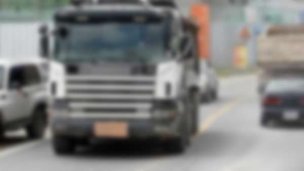 서해안고속도로서 화물차에 실린 철근 떨어져‥50대 여성 중상