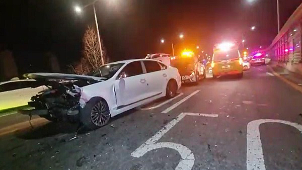 대전 도마동에서 승용차 정면 충돌…6명 부상