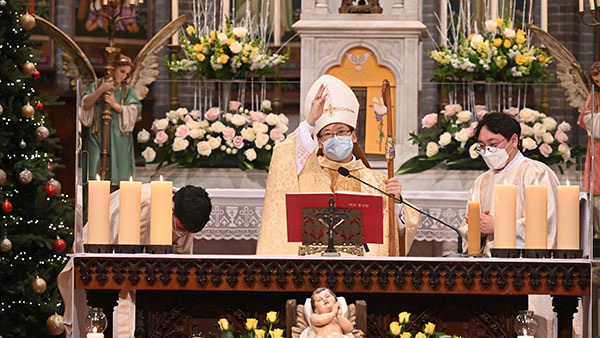 코로나 이후 두 번째 성탄절‥전국에서 대면 미사·예배