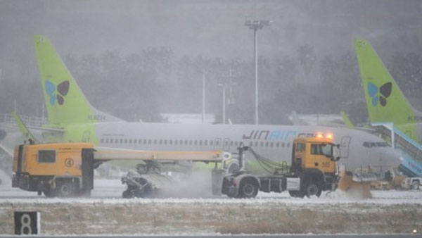 폭설로 제주공항 활주로 일시 폐쇄‥결항·지연 잇따라