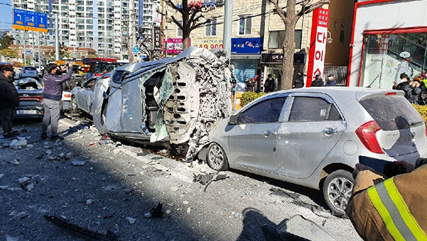대형마트 5층 주차장서 택시 추락‥운전자 사망·7명 부상
