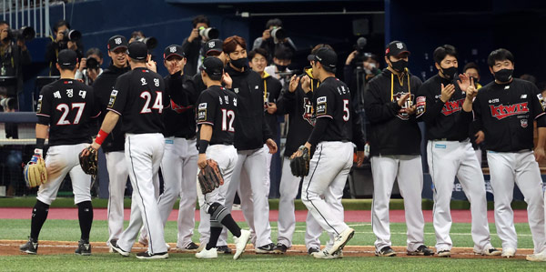 프로야구 KT, 두산 3대1로 꺾고 한국시리즈 3연승