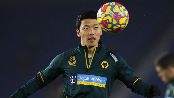 황희찬, 선발 출전 5분만에 부상‥허벅지 통증 호소하며 교체 