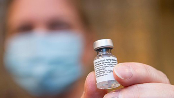 미국 의사, 화이자 백신 맞고 16일 뒤 사망…보건당국 조사 착수
