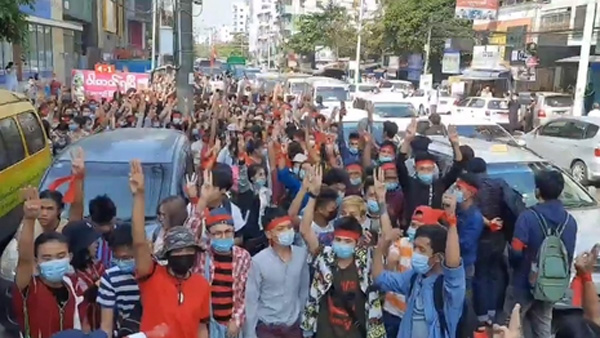 "군사 쿠데타 미얀마 양곤에서 약 1천 명 항의 시위" [AFP]