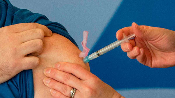 미 CDC "백신 2회 접종하면 코로나 노출때 격리 안해도 돼"