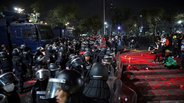 태국서 반정부 시위대-경찰 충돌…수십명 부상·체포