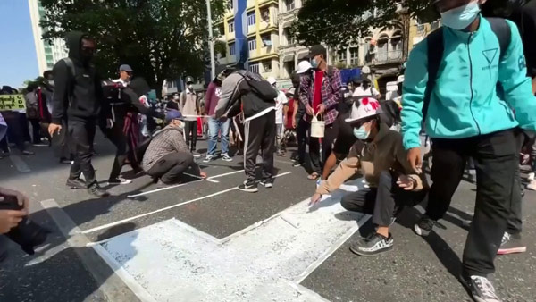 "민주주의 원한다"…도로와 지붕에 적는 미얀마의 외침 