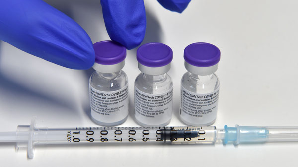 화이자 "남아공 변이에는 백신 효과 3분의 2 감소" 인정