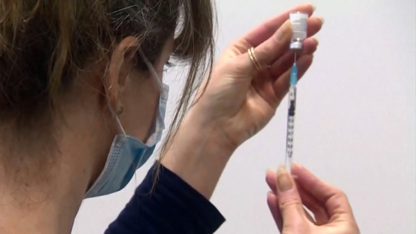 미 CDC "코로나19 백신 접종 뒤 심각한 부작용 호소는 0.4%"