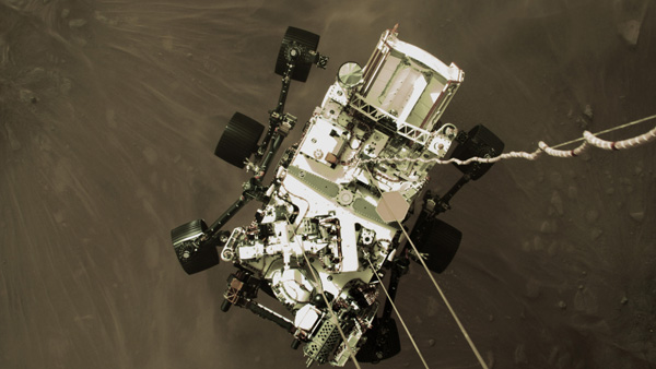 미 탐사로버 화성 착륙 직전 모습 담은 컬러 사진 공개