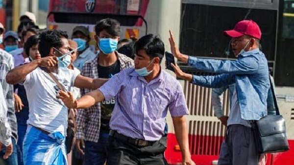 미얀마 친군부 시위대 등장, 폭력·흉기 휘둘러 충돌