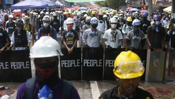 미얀마 양곤·만달레이 등서 경찰 또 총격…최소 8명 사망