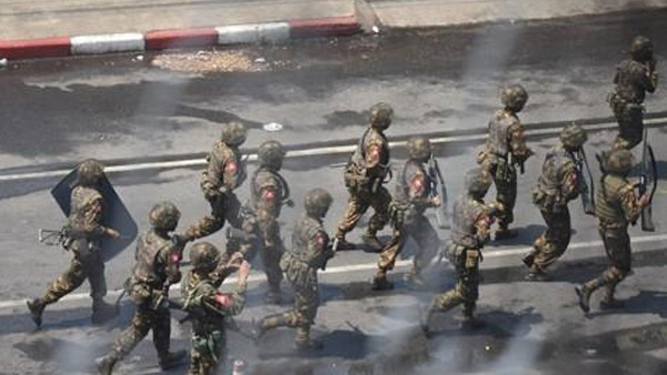 "미얀마 일요일도 쿠데타 규탄시위…총격으로 최소 5명 사망"