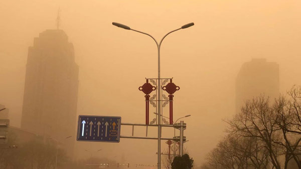 베이징 황사 누렇게 뒤덮여 '첫 경보'…내일은 한국으로 