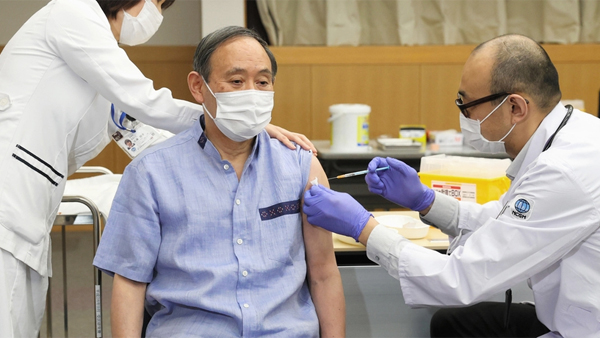 바이든 만나려고 백신 맞은 스가 총리…"아프지 않았다"
