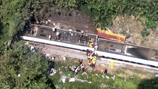 터널로 달리던 대만 열차 화물차가 덮쳐 50명 사망…150여명 부상