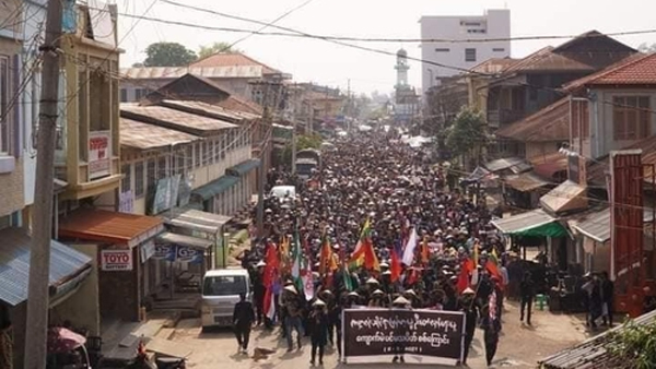 쿠데타 석달 미얀마인 수천 명 거리서 "군정 반대"…3명 사망