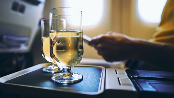 기내 탑승객 폭행 늘자미 항공사들 주류 제공 금지 연장