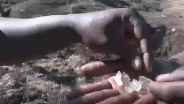 [World Now_영상] 흙더미 속 "다이아몬드를 찾아라"…아프리카에 '채굴 러시' 