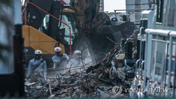 美 붕괴아파트 구조총력, 시신 추가수습…사망 10명·실종 151명