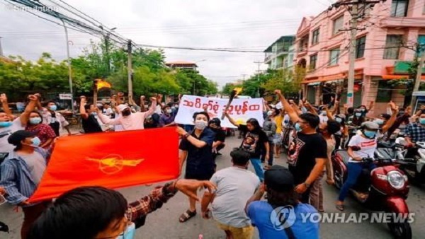 "미얀마 정부, 反쿠데타 시위 참가자 등 2천300명 석방 시작"