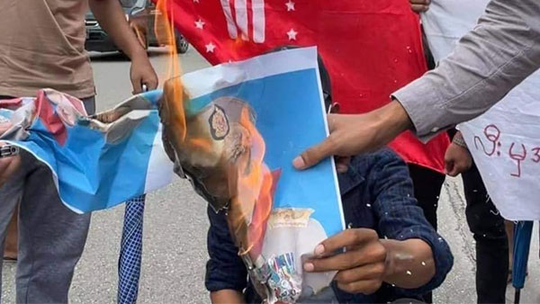 "죽기를 바라는 마음에서…" 미얀마 쿠테타 수장 사진·관 태워