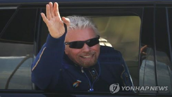 리처드 브랜슨, 첫 우주관광 성공…억만장자 '스타워즈' 개막