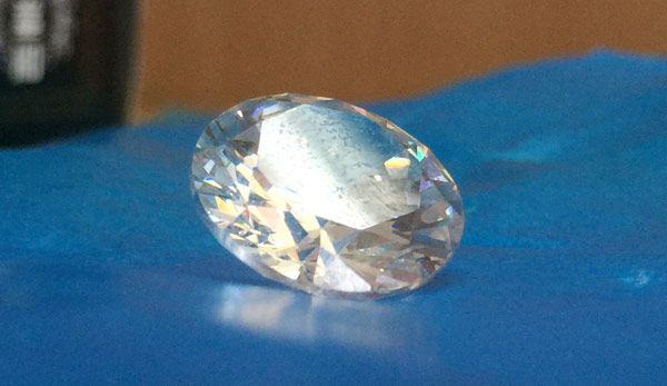 돌멩이로 바꿔치기…런던 보석상서 65억원치 다이아몬드 절도 60대 기소 