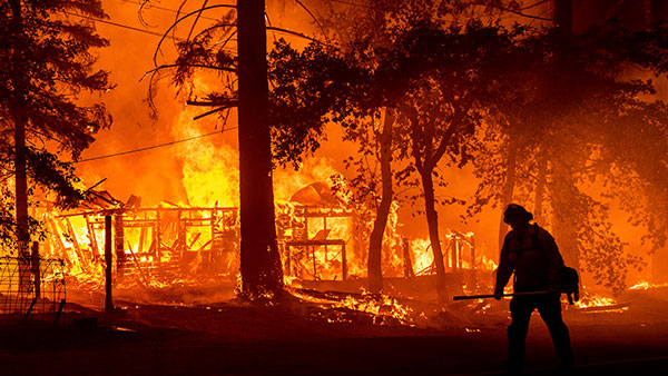 미 캘리포니아 산불 민가까지 번져…주지사 비상사태 선포