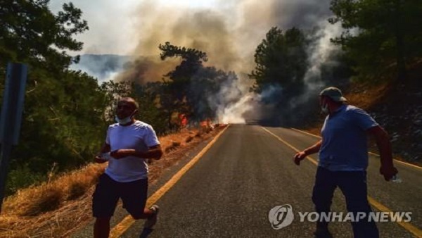터키 당국 "대규모 산불 거의 진화, 2곳만 남아"…모두 8명 사망