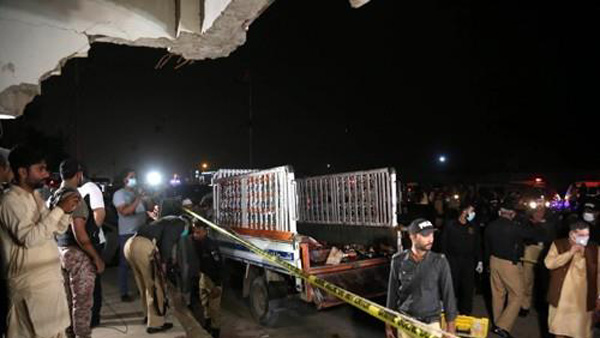 파키스탄 카라치서 트럭에 수류탄 공격…민간인 13명 사망