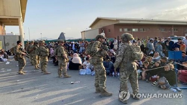 美, 카불탈출 가속 '궤도 진입'…"총격 등 공항 밖 폭력 여전"