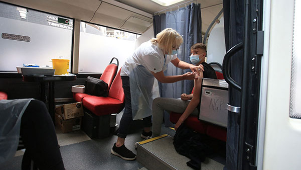 [World Now] "아직 치료법 없는데"…英, 코로나19 '인체감염실험' 논란