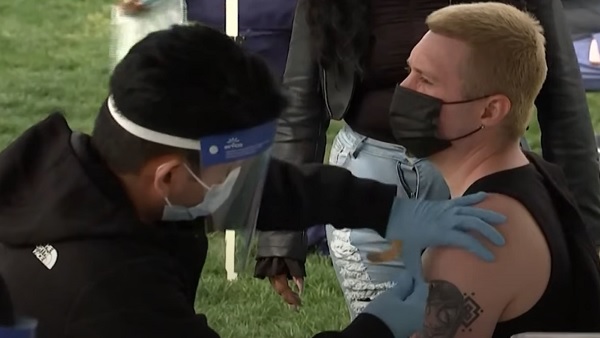 '위드 코로나' 영국 하루 신규 확진 4만여명 넘어