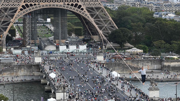 파리서 600m 길이 에펠탑 고공 외줄타기 "아름다운 일"