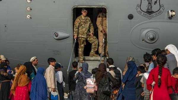 [워싱턴 나우] 아프간 탈출자들 품었는데..쫓겨난 아이티 난민들