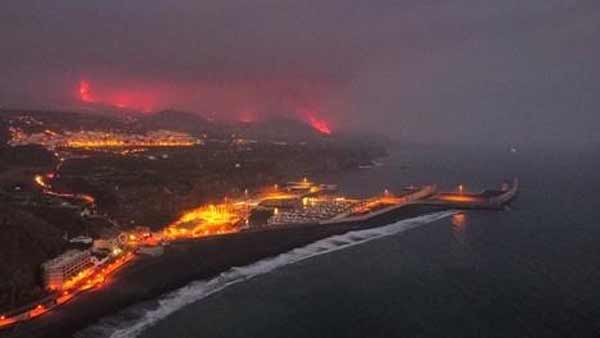 라팔마섬 용암 9일만에 바다 닿았다.."거대 구름 생성"