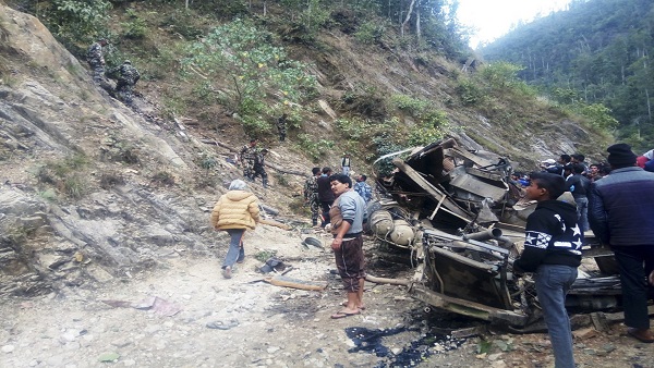 네팔 산간도로 버스 추락사고로 최소 28명 사망