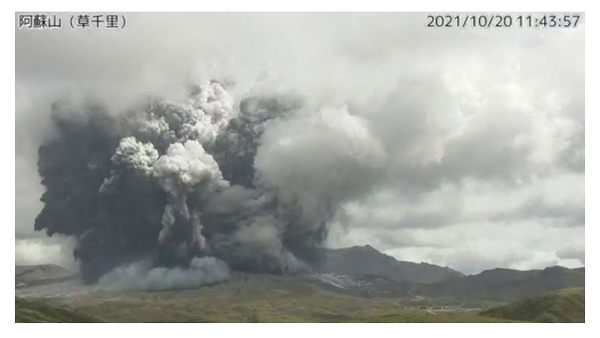 일본 아소산 분화‥"화산재 3.5km 높이까지 치솟아"
