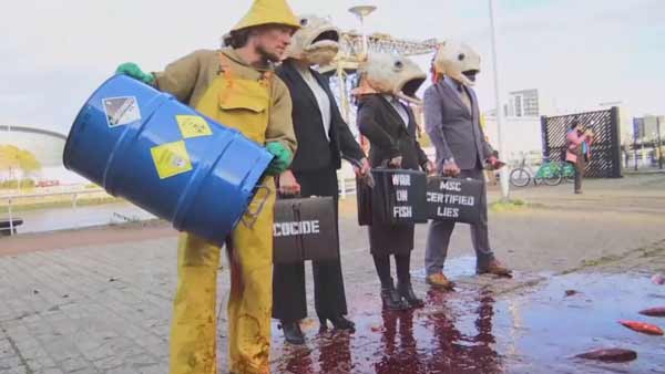 [World Now_영상] 경찰에 긴급체포된 '네스호의 괴물'‥"지구를 살려라!"  