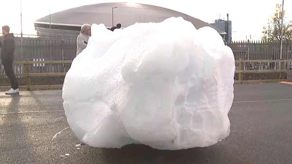 [World Now_영상] 경찰에 긴급체포된 '네스호의 괴물'‥"지구를 살려라!"  