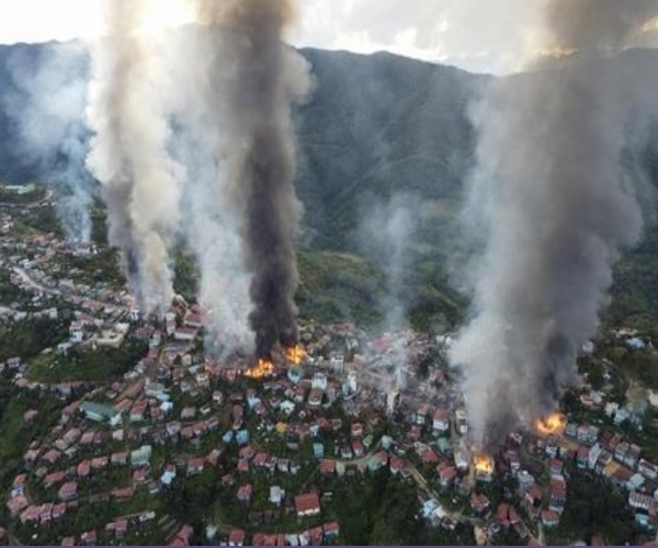 [World Now] 포격·방화에 파괴된 미얀마 소도시‥1년 전 위성사진과 딴판